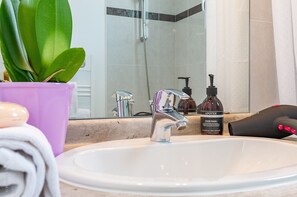 Regadera, amenidades de baño gratuitas, secadora de cabello, toallas 