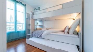 4 chambres, bureau, fer et planche Ă  repasser, lit parapluie
