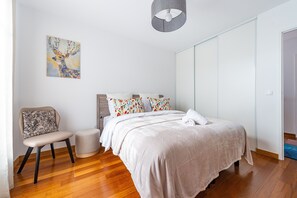 4 habitaciones, escritorio y tabla de planchar con plancha 