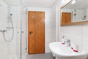 Douche, articles de toilette gratuits, sèche-cheveux