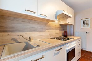 Jääkaappi, mikroaaltouuni, uuni, liesi