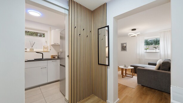 A modern interior with a kitchen, dining area, and living room. - Apartment “Auszeit” with Wi-Fi – newly renovated, family-friendly, central location (Calw)