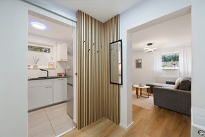 A modern interior with a kitchen, dining area, and living room. - Apartment “Auszeit” with Wi-Fi – newly renovated, family-friendly, central location (Calw)