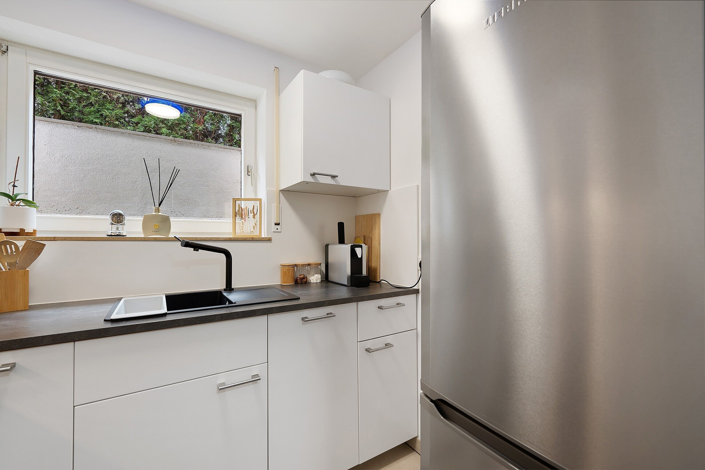 Jääkaappi, mikroaaltouuni, uuni, liesi