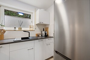 Kühlschrank, Mikrowelle, Ofen, Herdplatte