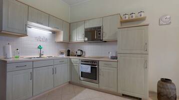 Frigorífic, microones, forn i placa de cuina