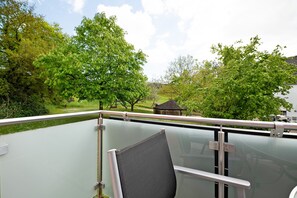 Property grounds - Apartment 'Gästehaus Mühlenhof - Müller-Thurgau' with Private Garden, Balcony and Wi-Fi (Maring-Noviand)