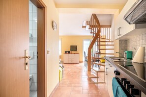 Fridge, microwave, oven, stovetop - Apartment 'Gästehaus Mühlenhof - Müller-Thurgau' with Private Garden, Balcony and Wi-Fi (Maring-Noviand)