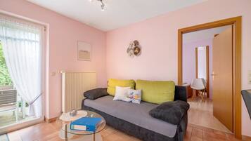 Een televisie en een stereo