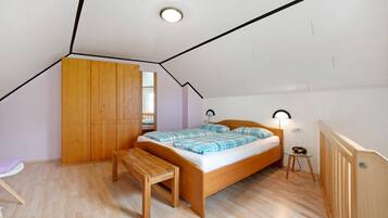 2 slaapkamers, een strijkplank/strijkijzer, gratis wifi, beddengoed