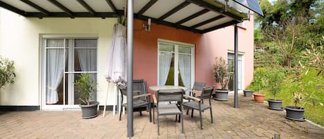 تناول الطعام بالخارج