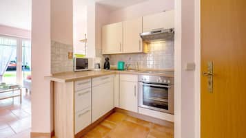 Een koelkast, een microgolfoven, een oven, een kookplaat