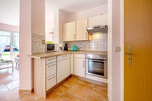 Køleskab, mikrobølgeovn, ovn, kogeplade