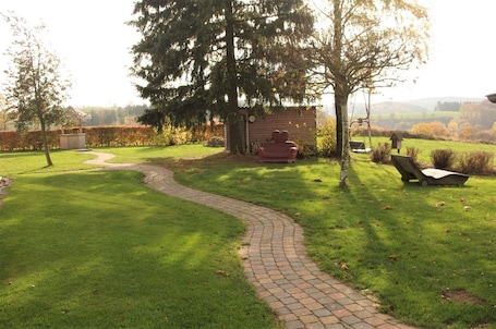 Property grounds. Apartment 'Schmitzebrinks Ferienwohnung' with Shared Garden and Wi-Fi