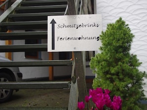 A sign with an arrow pointing upwards, indicating the direction to the bathroom.