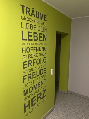 A wall with motivational text in German.