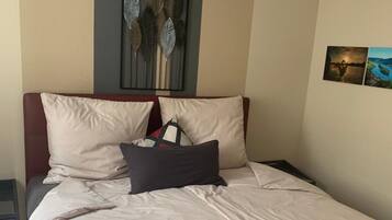 1 slaapkamer, een strijkplank/strijkijzer, gratis wifi, beddengoed