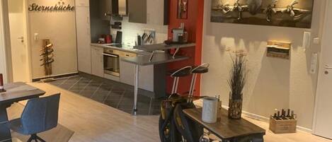 Een modern interieur met een eethoek, keuken en een motor.