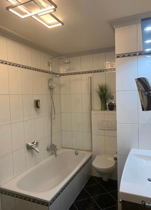 Chuveiro, secador de cabelo, toalhas de banho 
