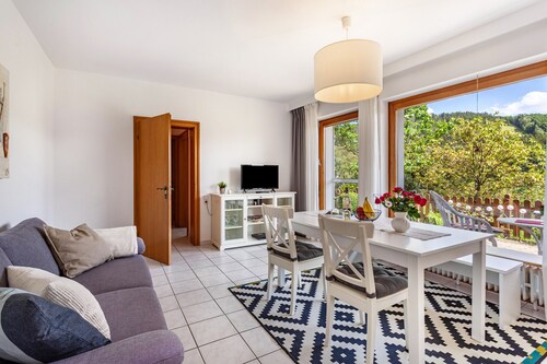 Ferienwohnung 'Sauerlandblick' mit Bergblick, privater Terrasse und WLAN