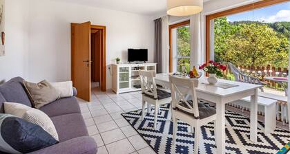 Ferienwohnung 'Sauerlandblick' mit Bergblick, privater Terrasse und WLAN