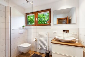 Shower, hair dryer, towels - Apartment 'Sauerlandblick' with Mountain View, Private Terrace and Wi-Fi (Schmallenberg- Harbecke)