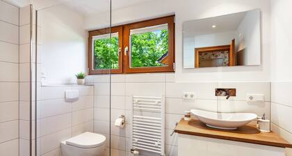 Ferienwohnung 'Sauerlandblick' mit Bergblick, privater Terrasse und WLAN