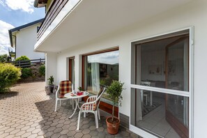 Outdoor dining - Apartment 'Sauerlandblick' with Mountain View, Private Terrace and Wi-Fi (Schmallenberg- Harbecke)
