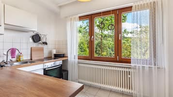 Kühlschrank, Ofen, Herdplatte, Wasserkocher mit Kaffee-/Teezubehör