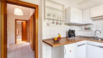 Réfrigérateur, four, plaque de cuisson, cafetiÚre/bouilloire