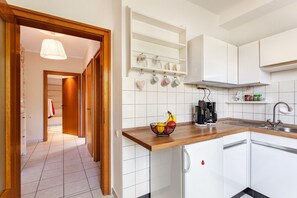 Kühlschrank, Ofen, Herdplatte, Wasserkocher mit Kaffee-/Teezubehör