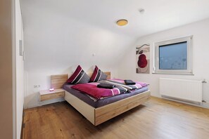 2 室のベッドルーム、WiFi (無料)、ベッドシーツ