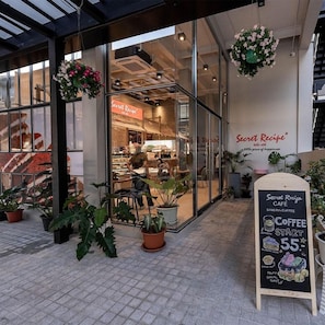 Outdoor dining - EX2 Hotel (Nonthaburi)