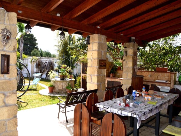 Outdoor dining - Hikari villa with equipped garden and parking space in the San Foca area (San Foca)