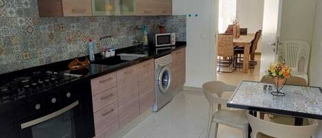 Réfrigérateur, micro-ondes, plaque de cuisson