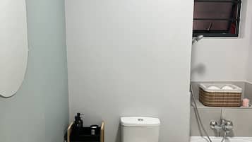 Toalhas de banho, sabonete, shampoo, papel higiênico