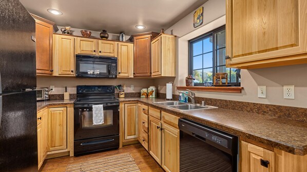 Fridge, microwave, oven, stovetop - The Buckeye (Red Lodge)