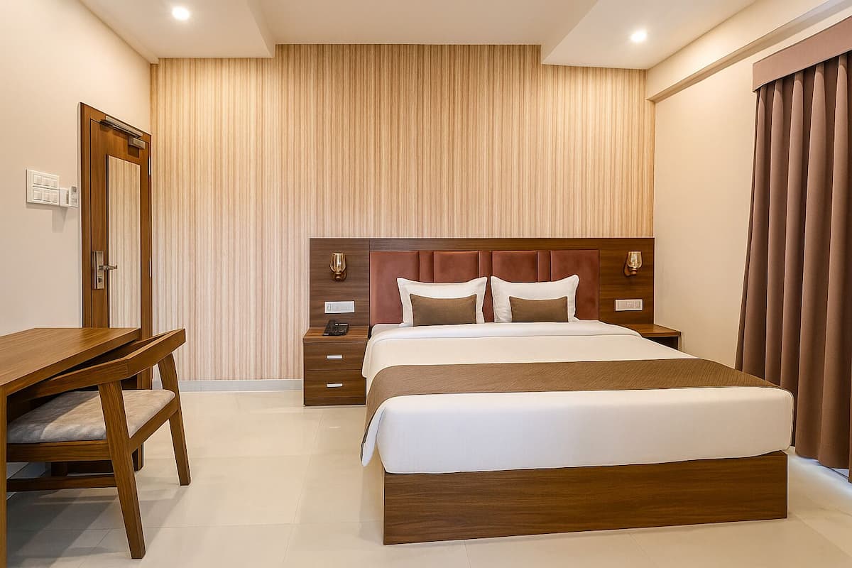 Ein modernes Hotelzimmer mit einem großen Bett, einem Holztisch und einem Nachttisch.