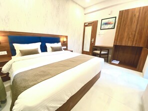 Minibar, desk, laptop workspace, soundproofing - Hotel Mumbai House LIG Indore (Indore)