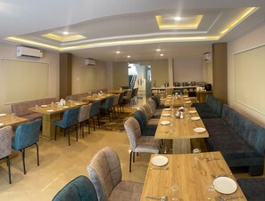 Päivittäinen buffetaamiainen (250 INR per henkilö)