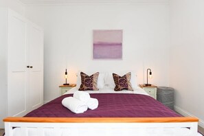 2 sovrum, skrivbord, strykjärn/strykbräda och resesäng