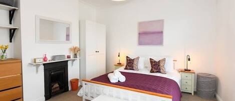 2 Schlafzimmer, Schreibtisch, Bügeleisen/Bügelbrett, Reisekinderbett