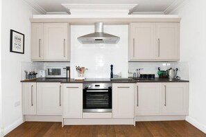 Kylskåp, mikrovågsugn, ugn och spishäll