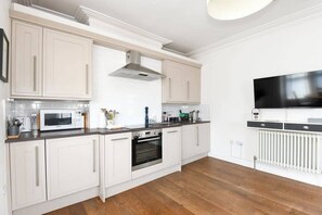 Fridge, microwave, oven, stovetop - Modern Southville Apartment, 5 Min Walk to Centre (Bristol City)