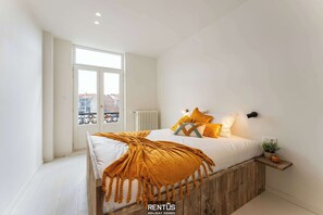 5 bedrooms, desk, WiFi, bed sheets