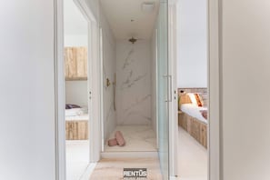 5 bedrooms, desk, WiFi, bed sheets