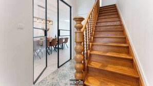 A wooden staircase with a balustrade leading to a second-floor landing. - Casa Diva – renovated house for 12 in Blankenberge (Blankenberge)