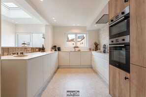 Frigorífico, microondas, horno y placa de cocina