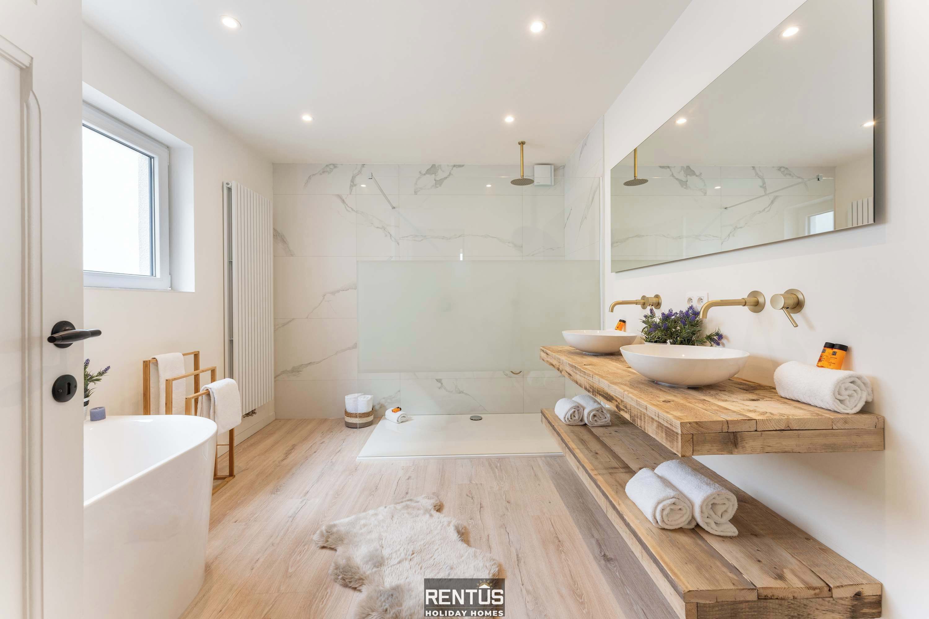Shower, free toiletries, towels