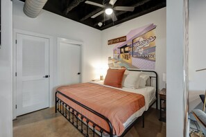 Desk, iron/ironing board, WiFi, bed sheets